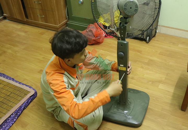 Thợ sửa chữa quạt điện lưu ý cách sử dụng quạt cho trẻ nhỏ