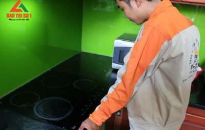 kỹ thuật đang kiểm tra lại bếp từ cho khách