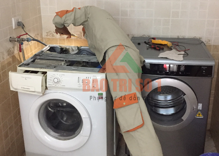 Kỹ thuật đang kiểm tra máy trước khi quá trình vệ sinh máy giặt tại nhà khách hàng