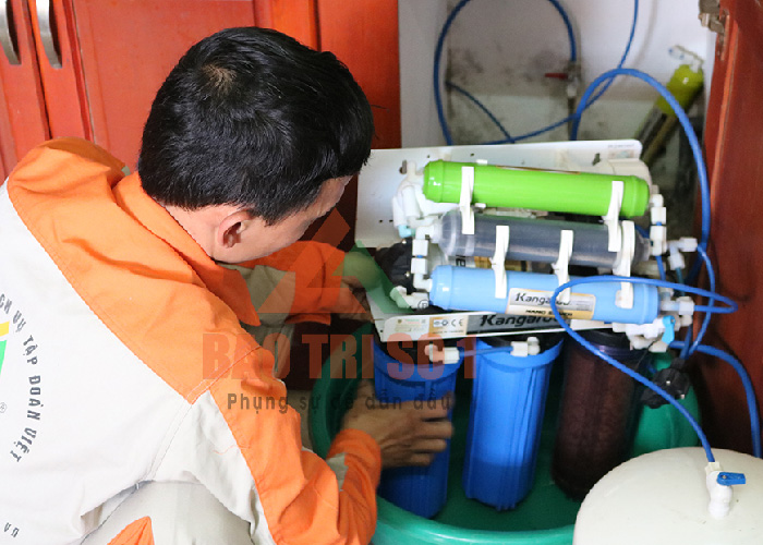 Thợ sửa máy lọc nước sửa máy lọc nước chạy liên tục không ngắt