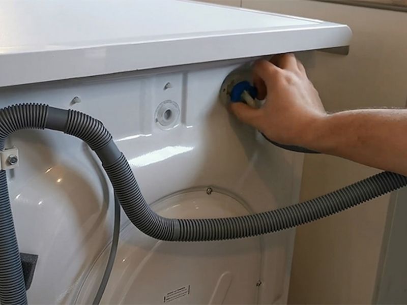 Những lưu ý trước khi xả hết nước máy giặt