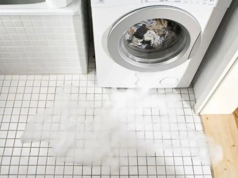 Những tác hại khi máy giặt chảy nước dưới ngầm