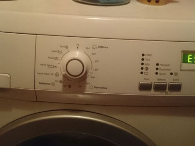 Cách kiểm tra và khắc phục máy giặt Electrolux báo lỗi E52 tại nhà