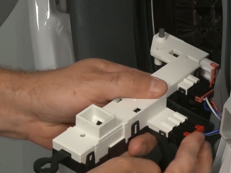 Câu hỏi tường gặp khi sửa máy giặt Electrolux không mở được cửa